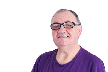 portrait homme retraité avec lunettes sur fond blanc