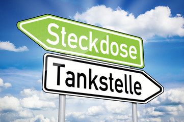 Obraz premium Wegweiser mit Tankstelle und Steckdose