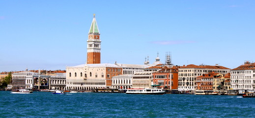 Obraz premium Le Campanile et le Palais des Doges à Venise - Italie