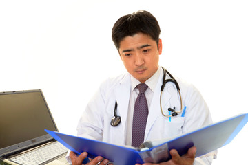 真剣な表情の医師