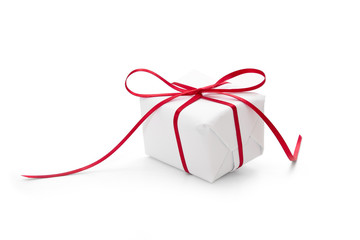 Ein weißes Geschenk mit roter Schleife isoliert