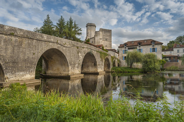 Fototapeta na wymiar Średniowieczny most i zamek Bourdeilles, Dordogne, Francja