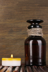 Obraz na płótnie Canvas Butelka z aromatycznych olejków z akcesoriami do relaksu