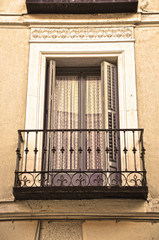 Madrid, balcón de una casa decorado con molduras