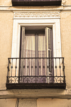 Madrid, balc&oacute;n de una casa decorado con molduras