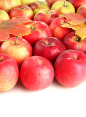 Fototapeta na wymiar soczystych czerwonych jabłek z liści, odizolowane na białym