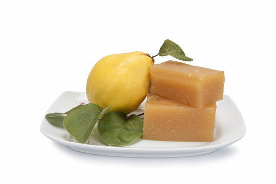Membrillos y dulce de membrillo cocinado a partir de ellos.