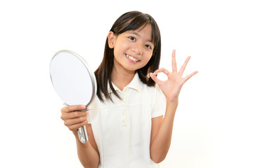 手鏡を持ち微笑む女の子