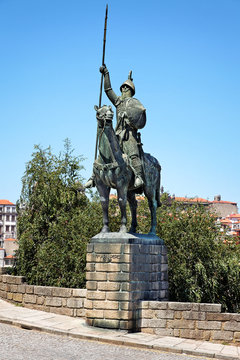 Statue von Vimara Peres vor der Kathedrale in Porto