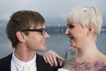 Braut mit einem Tatoo auf der Brust und ihr Bräutigam