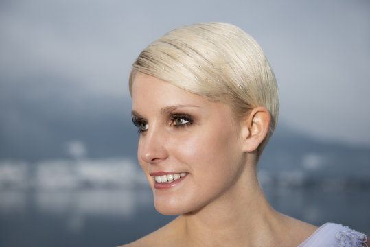 Portrait einer jungen blonden Braut mit Kirstallsteinen im Haar
