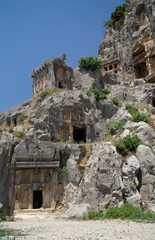 Fototapeta na wymiar Zabytkowe grobowce w górach w pobliżu miasta Myra, Turcja.