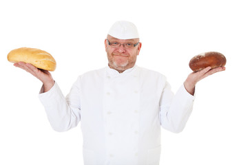 Bäcker hält zwei Sorten Brot