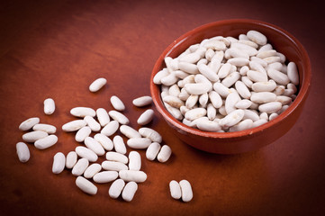 legumi secchi su fondo in legno