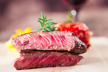 Steak vom Grill mit Pommes frites und Tomaten