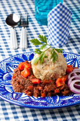 Gulasch mit Knödel auf einem Teller