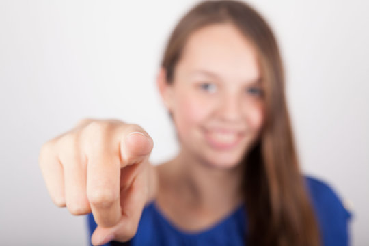 Dame zeigt mit Finger auf Betrachter (Hinweis)