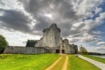Fototapeta na wymiar Ross Castle niedaleko Killarney, Co Kerry Irlandia