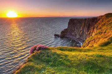 Fotobehang Cliffs of Moher bij zonsondergang in Co. Clare, Ierland © Patryk Kosmider