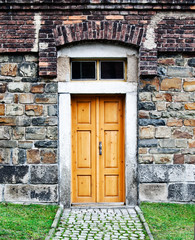 Fototapeta na wymiar Drewniane drzwi z drogi