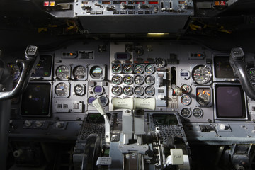 Center console and throttles in the airplane.