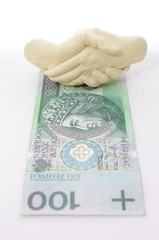 Splecione dłonie nad banknotem 100 zł  - obrazy, fototapety, plakaty