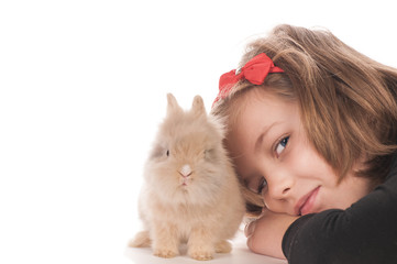 Fototapeta na wymiar Dziewczynka z adorable królik na białym tle