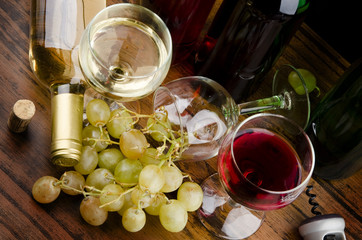 Vino tinto y blanco sobre mesa de madera