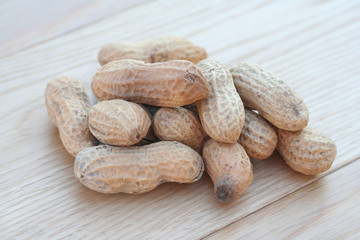 arachidi su tavolo di legno