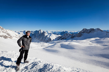 Fototapeta na wymiar narciarz na szczycie gór