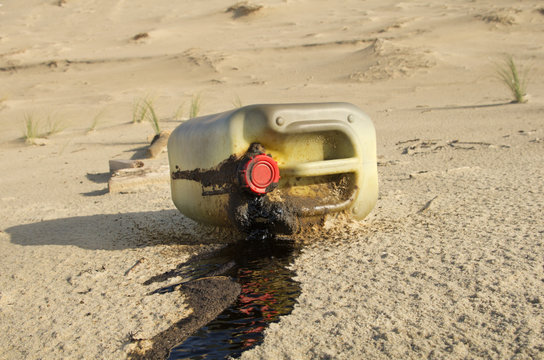 Bidon d&rsquo;huile polluant la plage