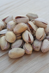 pistacchi su tavolo di legno