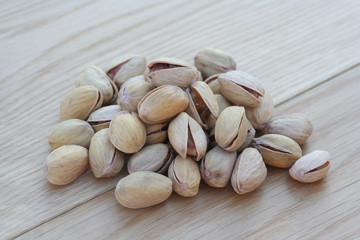 pistacchi su tavolo di legno