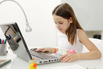 Mädchen am Laptop