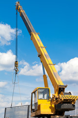 Installation of a fence by a mobile crane © Fotolia RAW