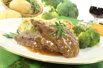 Hirschmedaillons mit Kartoffelgratin