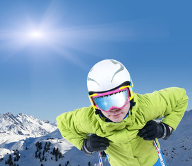 Fototapeta na wymiar Młodzi narciarze z Gogle przed górach