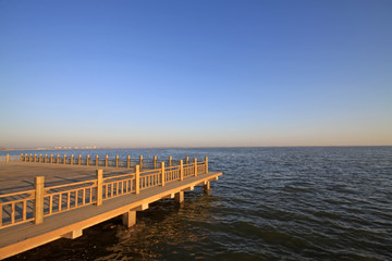 Obraz premium observation platform by the lake under the blue sky