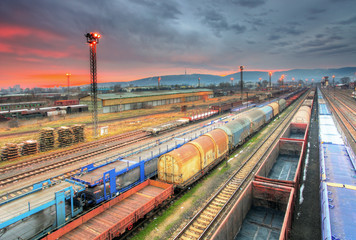 Fototapeta na wymiar Platforma kolejowa Cargo w nocy - trasportation Freight