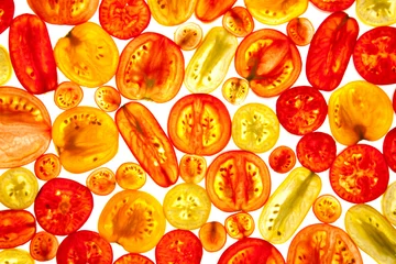 Selbstklebende Fototapeten Hintergrund verschiedener Tomatenscheiben © Taiga