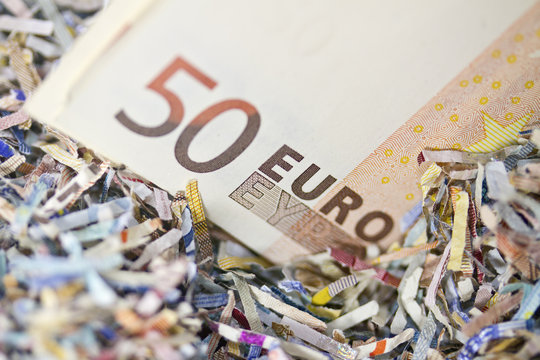 Euro Schein inmitten von Schredder-Schnipseln 3