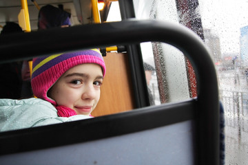 Dziewczynka jedzie tramwajem