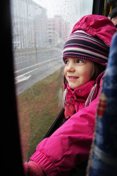 Podr&oacute;ż dziewczynki tramwajem
