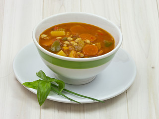 Tomatensuppe mit weissen Bohnen und Paprika