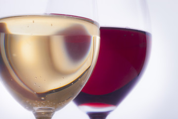 Weißwein und Rotwein