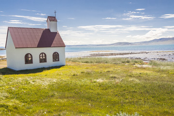 Fototapeta na wymiar Drewniany kościół na brzegu fiordu Isafjardardjup - Islandia.