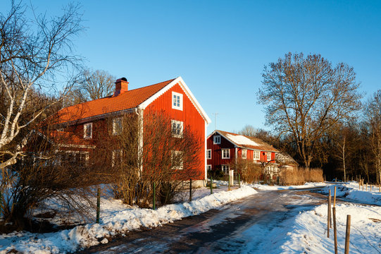 Rotgestrichene Häuser in Schweden im Abendlicht