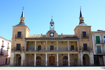Fototapeta na wymiar kwadratowe i rady miasta z Burgo de Osma w Hiszpanii