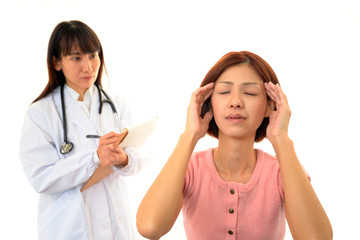 頭痛を訴える女性患者