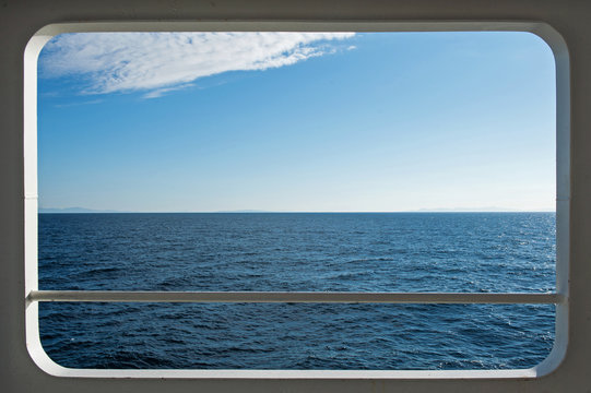 Fototapeta Wysyła okno z relaksującym seascape i niebieskiego nieba widokiem.